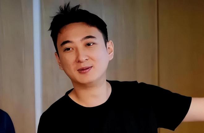 黄一鸣吐槽王思聪没担当，不养孩子不给钱，也不回来见孩子