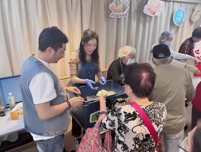 李玟二姐更新日常动态，和朋友做慈善聚会，带李妈妈开启全新生活