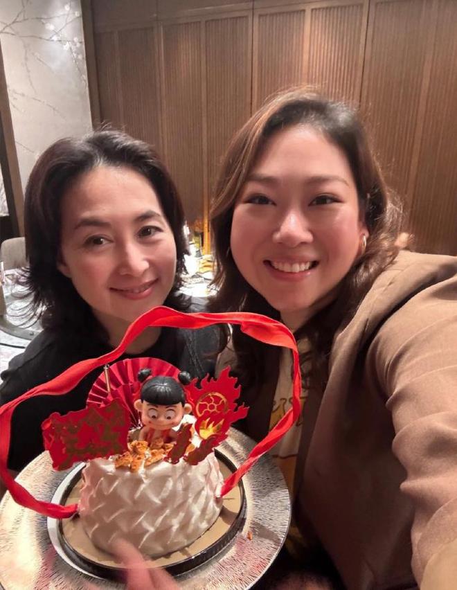 何超琼为百亿干女儿庆生，捧寿桃一起合影，琼姐状态优雅漂亮