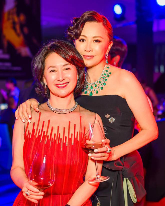 何超琼为百亿干女儿庆生，捧寿桃一起合影，琼姐状态优雅漂亮