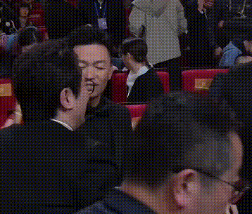 华表奖真实一幕，沈腾越过王宝强和别人打招呼，被吐槽欺负老实人