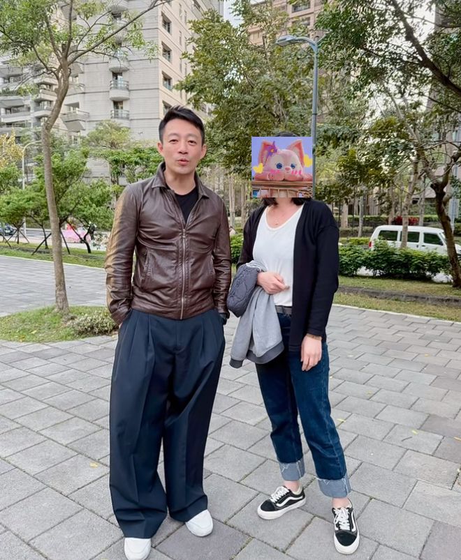 汪小菲懒理S妈暗讽，带孩子户外散步，和路人合影被大赞接地气