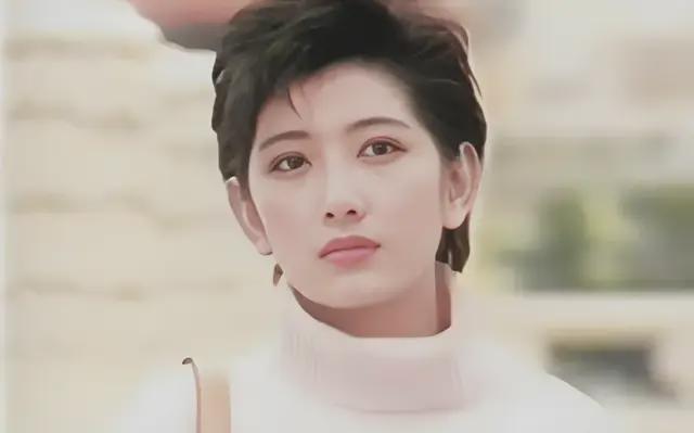 她凭“赵敏”走红，事业巅峰嫁人隐退生女，死在床上3天才被发现