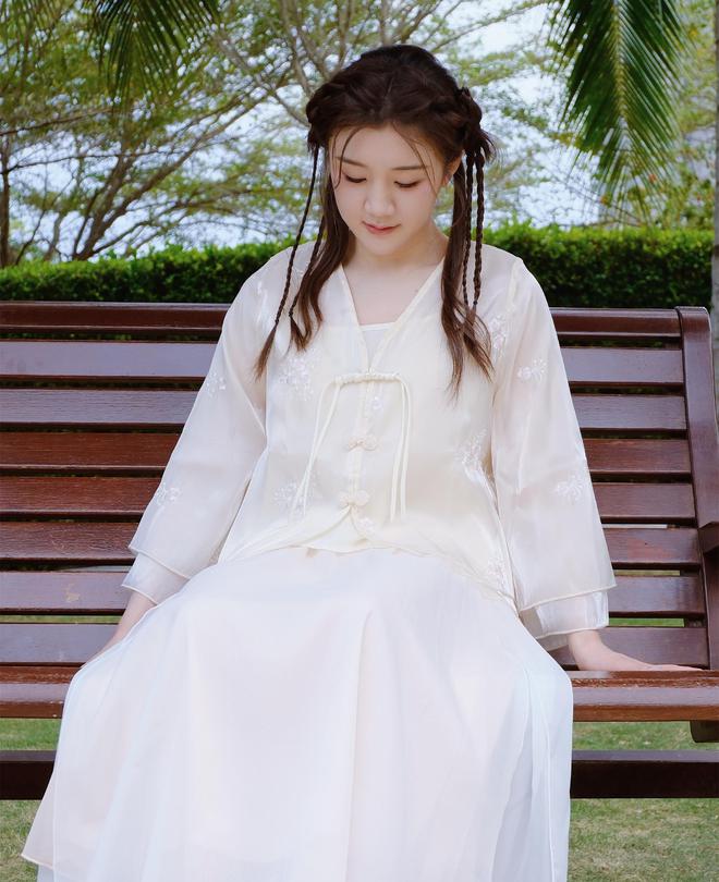 比花更美！陈梦晒赏花照：被赞如花仙子，国乒女神会打世锦赛吗？