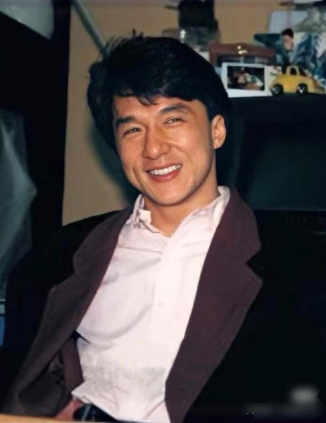 成龙还在当功夫卷王，今年手握4部电影待映，71岁的他图个啥？