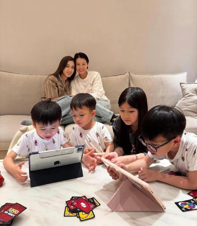 胡杏儿老公风波后首晒合照，夫妻贴脸拥抱，两人神采气色都非常好