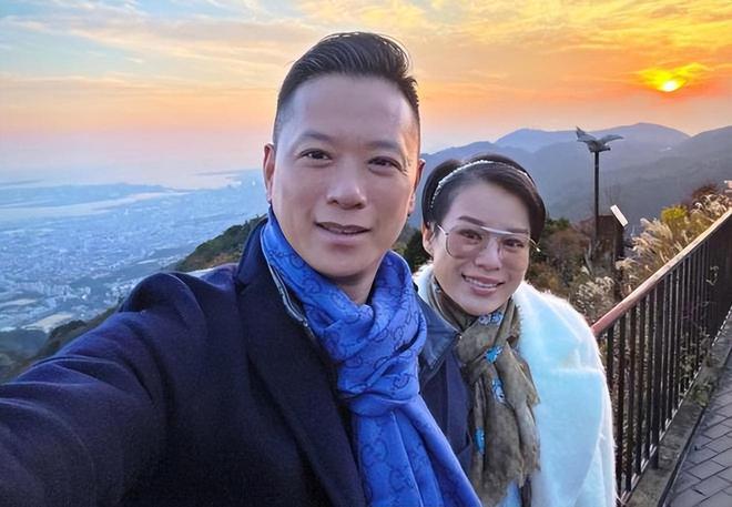 胡杏儿老公风波后首晒合照，夫妻贴脸拥抱，两人神采气色都非常好