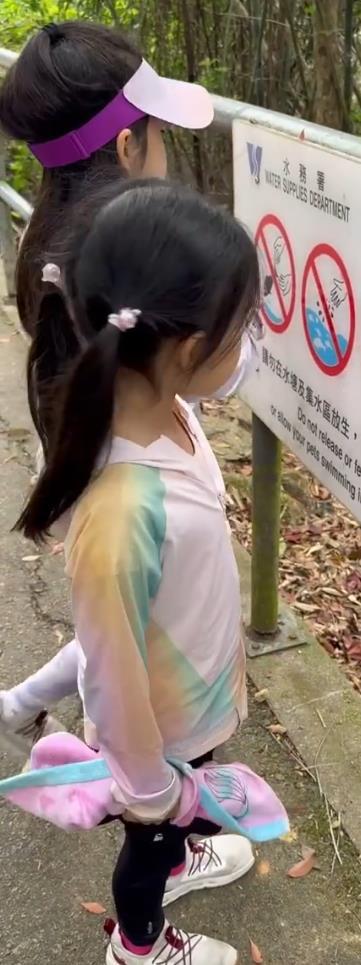 郭晶晶清明节带娃爬山，孩子普通话粤语英语切换自如 ，夫妻灿笑