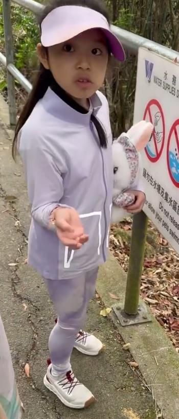 郭晶晶清明节带娃爬山，孩子普通话粤语英语切换自如 ，夫妻灿笑