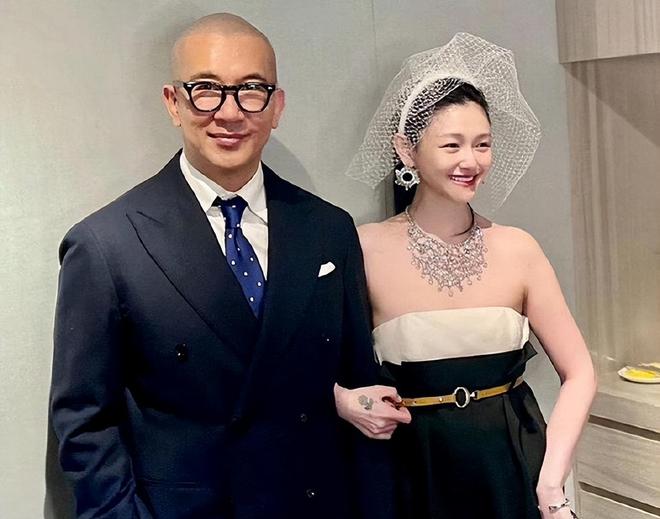 小S婆婆出国旅行散心，未见小S身影，许雅钧妈妈和姐姐一起合影