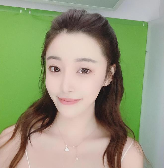 女演员肖妍倪成植物人后苏醒，曾因过度劳累突发心脏骤停