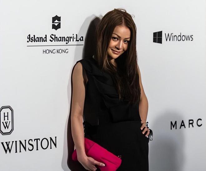 香港前特首梁振英小女儿猝逝，年仅33岁，离世前2天发布伤心动态