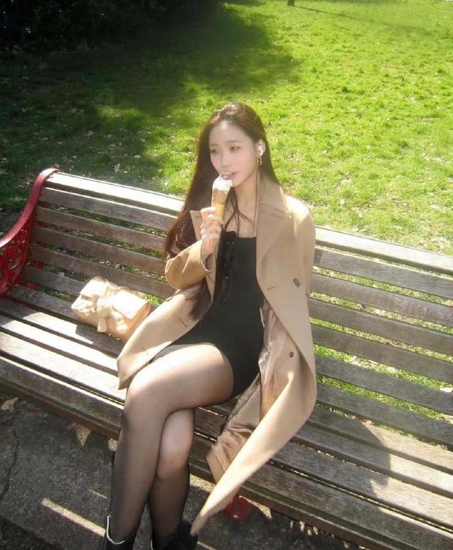 小S二女儿性感旅行照，春暖花开的感觉，在镜头里不停灿笑