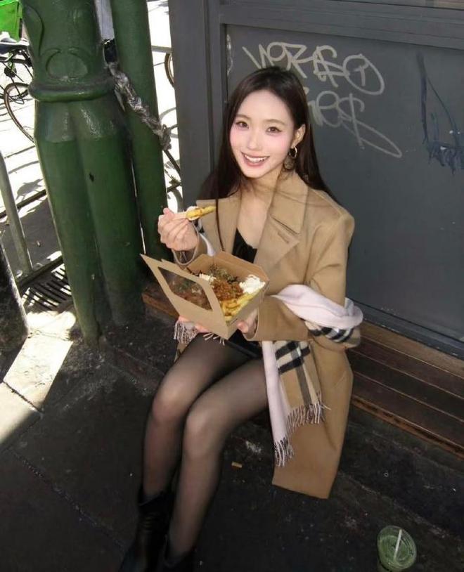 小S二女儿性感旅行照，春暖花开的感觉，在镜头里不停灿笑