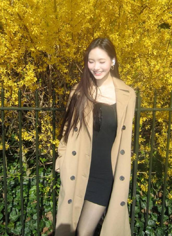 小S二女儿性感旅行照，春暖花开的感觉，在镜头里不停灿笑