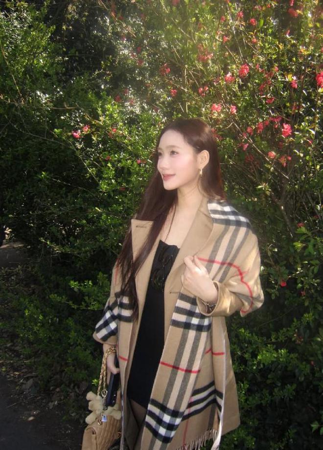 小S二女儿性感旅行照，春暖花开的感觉，在镜头里不停灿笑