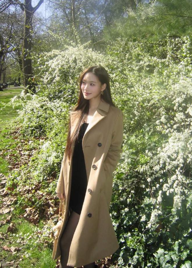 小S二女儿性感旅行照，春暖花开的感觉，在镜头里不停灿笑