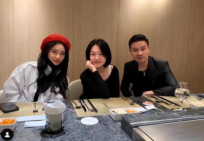 小S二女儿性感旅行照，春暖花开的感觉，在镜头里不停灿笑