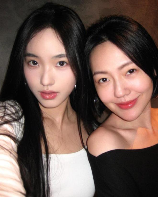小S二女儿性感旅行照，春暖花开的感觉，在镜头里不停灿笑