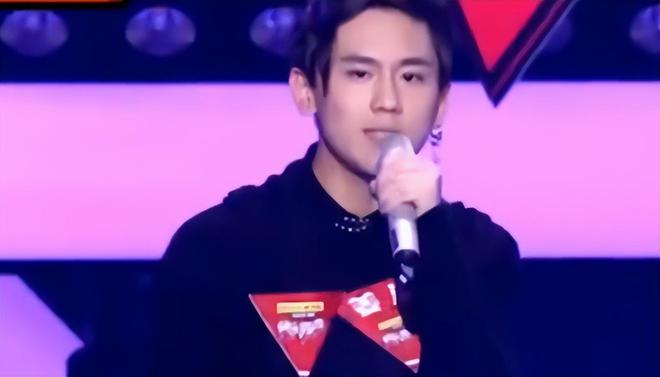 王晶深夜炮轰姜涛，喊话他滚出娱乐圈，对方曾被评为全球第二帅