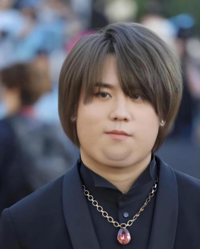 王晶深夜炮轰姜涛，喊话他滚出娱乐圈，对方曾被评为全球第二帅