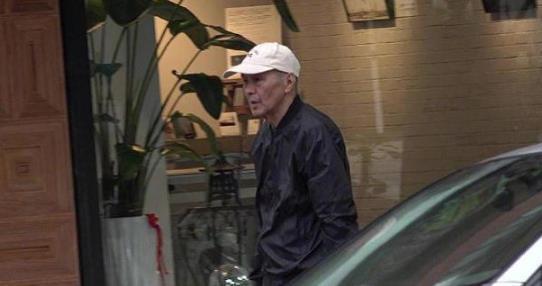 78岁侯孝贤近照，脸颊凹陷瘦了很多，步伐缓慢行动还算稳健