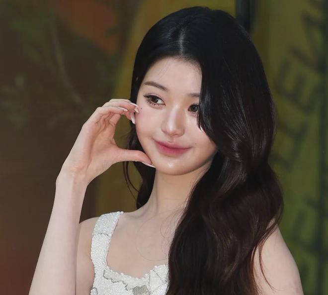 21岁张元英医美后遗症爆发！最新露面又油又肿，山根粗壮脸部扁平