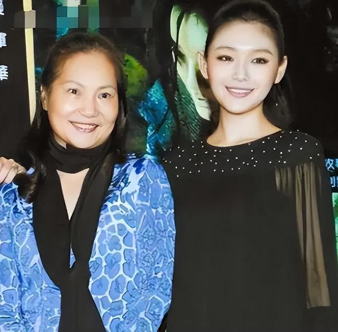 小S大女儿悼念大S方式惹争议！晒性感美照被批不体面，纯粹显摆