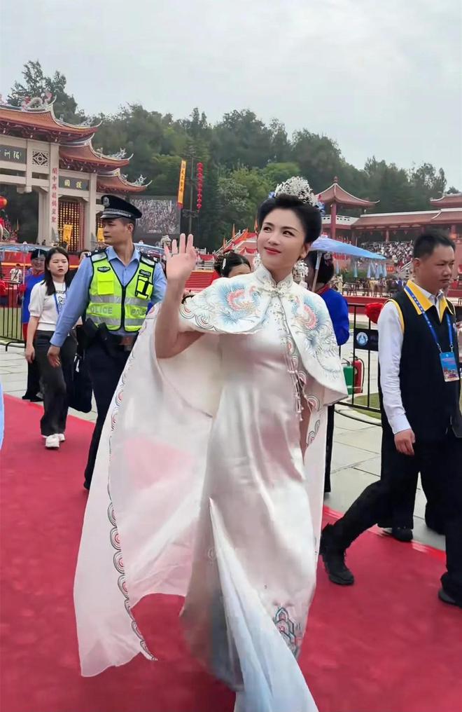 刘涛为妈祖庆生一级警督护航,身边全是大佬,变装视频点赞超300万