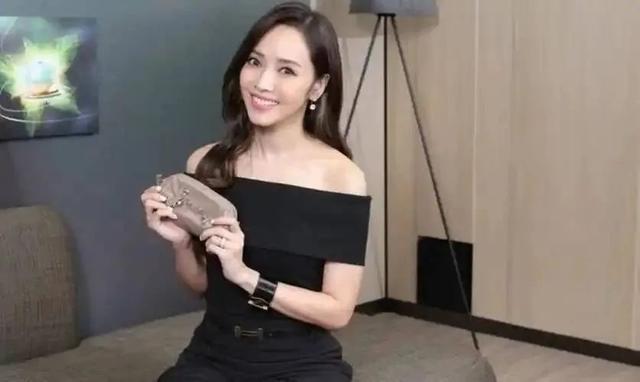 《珊瑚海》引发回忆杀，侯佩岑在《乘风 2025》凭温柔智慧再度圈粉
