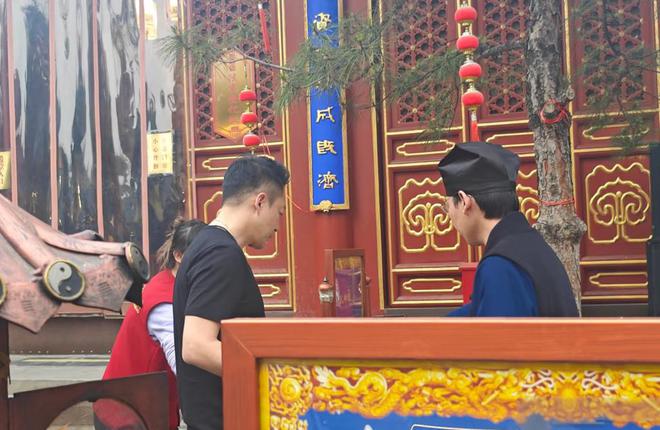 儿女回北京后，汪小菲到火神庙还愿，烧香祭拜大S
