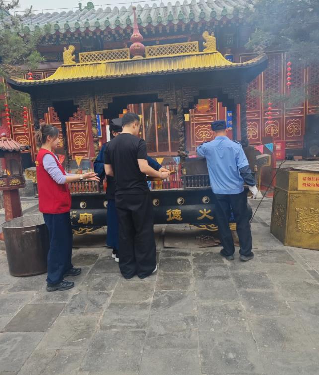 儿女回北京后，汪小菲到火神庙还愿，烧香祭拜大S