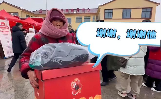 刘强东亲自送外卖：骑着电动车开心灿笑，站门外祝福食客用餐愉快