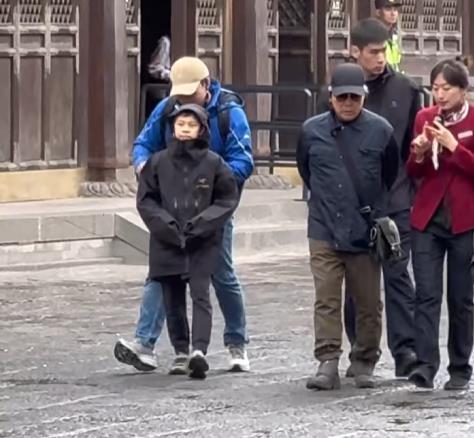 郭晶晶68岁母亲范玉梅罕见露面：满头白发很慈祥，陪外孙女庆生
