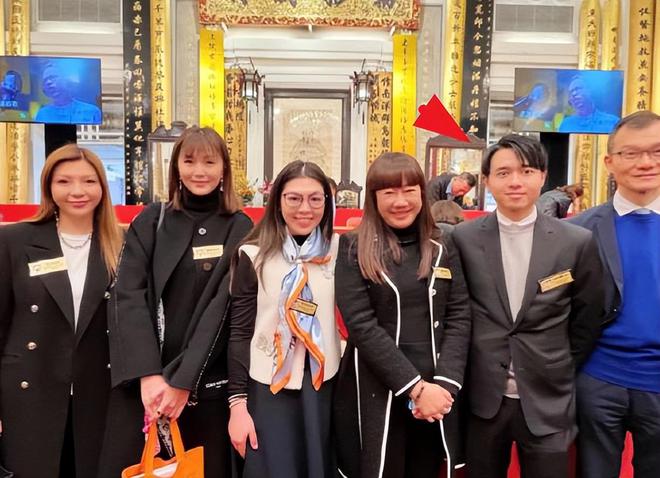 何超莲、何超盈、何超云一起出席晚宴，庆祝何猷启晋升董事局主席