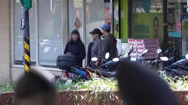彭于晏和母亲还有妹妹一起遛狗，全家人都酷爱运动，相处也超温馨