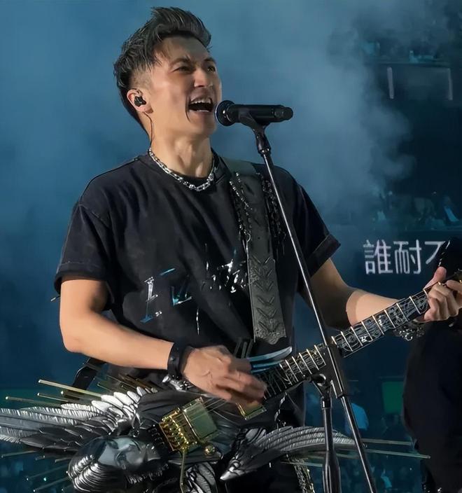 谢霆锋演唱会半个娱乐圈来了，对着王菲唱定情曲，女方激动捧场