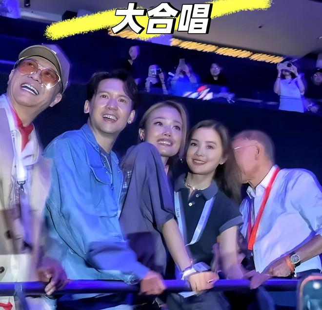 谢霆锋演唱会半个娱乐圈来了，对着王菲唱定情曲，女方激动捧场