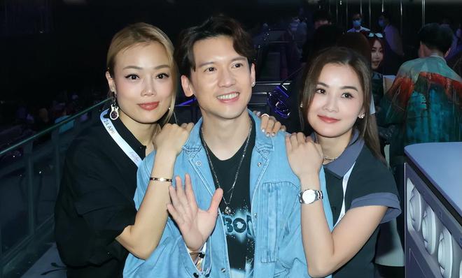 谢霆锋演唱会半个娱乐圈来了，对着王菲唱定情曲，女方激动捧场