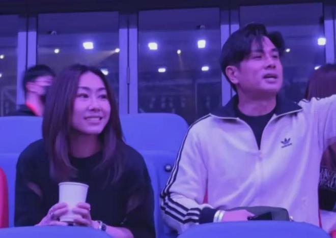 谢霆锋演唱会半个娱乐圈来了，对着王菲唱定情曲，女方激动捧场
