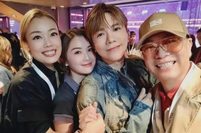 谢霆锋演唱会半个娱乐圈来了，对着王菲唱定情曲，女方激动捧场