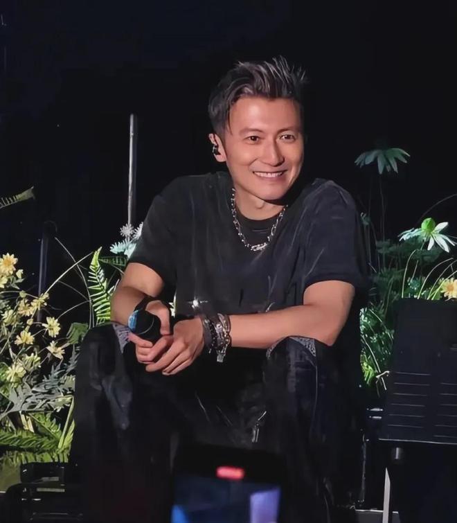 谢霆锋演唱会半个娱乐圈来了，对着王菲唱定情曲，女方激动捧场