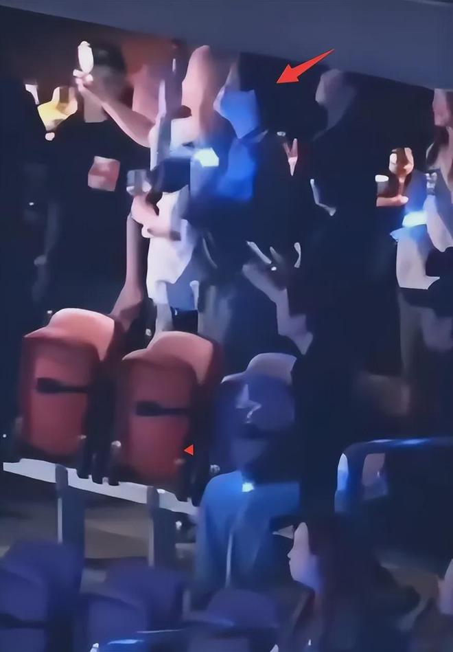 谢霆锋演唱会半个娱乐圈来了，对着王菲唱定情曲，女方激动捧场