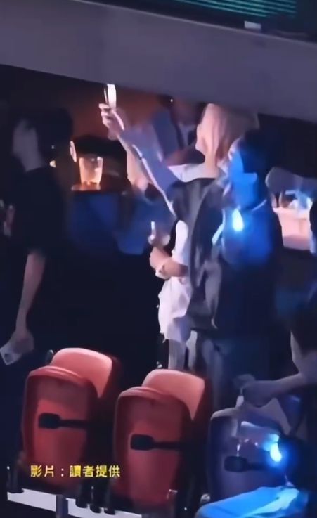 谢霆锋演唱会半个娱乐圈来了，对着王菲唱定情曲，女方激动捧场