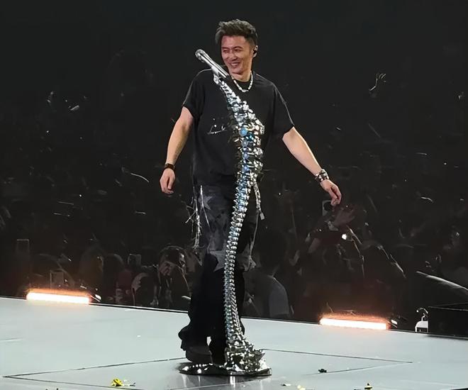 谢霆锋演唱会半个娱乐圈来了，对着王菲唱定情曲，女方激动捧场