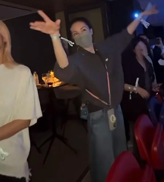 谢霆锋演唱会半个娱乐圈来了，对着王菲唱定情曲，女方激动捧场