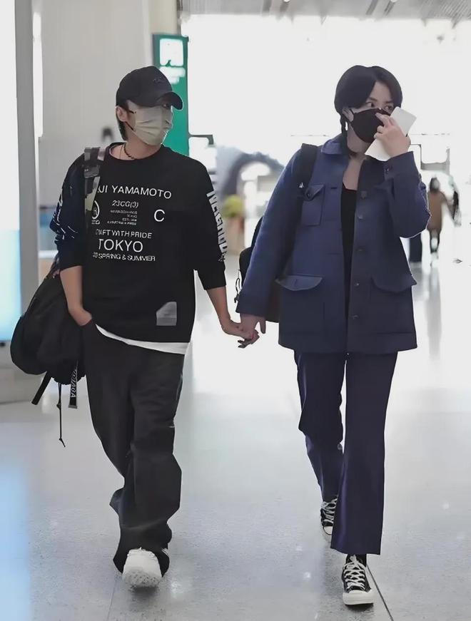 谢霆锋演唱会半个娱乐圈来了，对着王菲唱定情曲，女方激动捧场