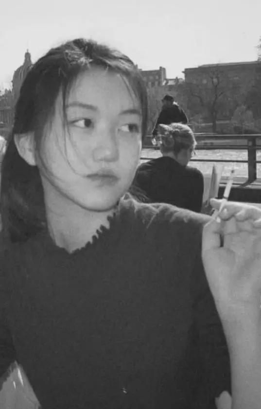 谢霆锋演唱会半个娱乐圈来了，对着王菲唱定情曲，女方激动捧场