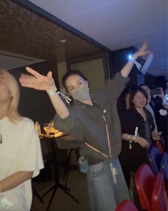 谢霆锋俩儿子现身演唱会！坐观众席为爸爸助威，小儿子太像张柏芝