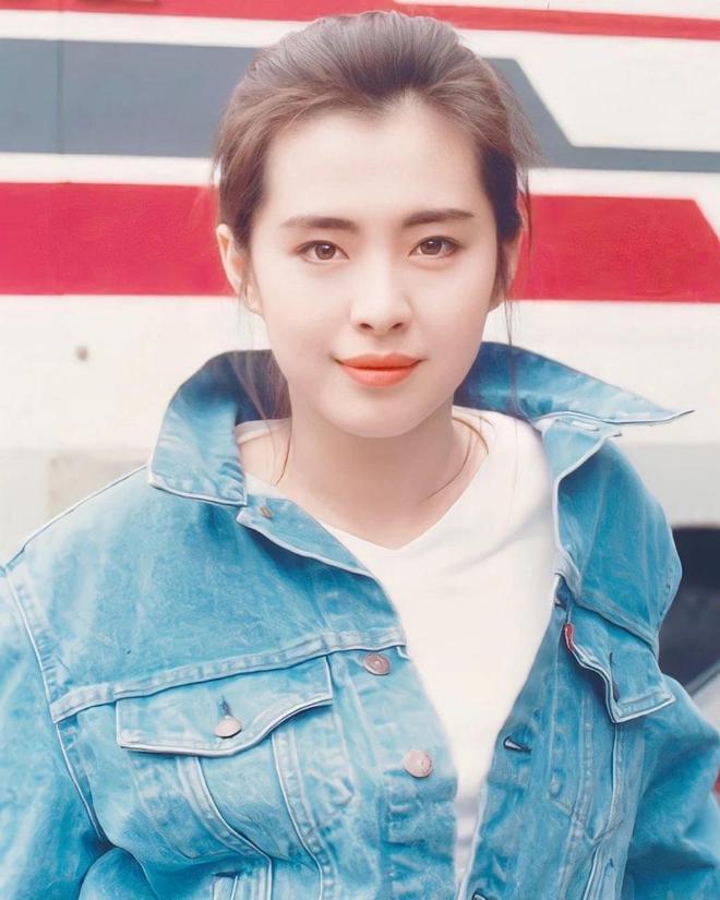 58岁王祖贤机场生图刷屏：聂小倩转身艾灸女神，凭啥美了30年
